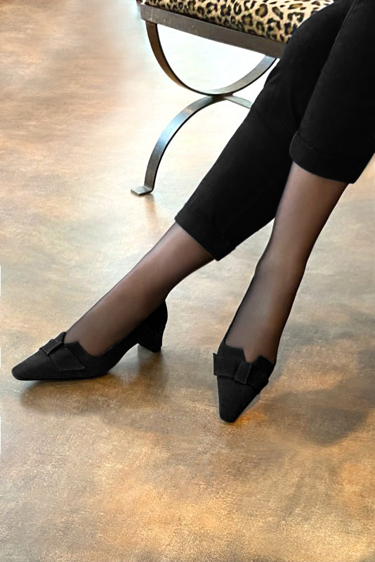 Matt black women's dress pumps, with a knot on the front. Tapered toe. Low kitten heels. Worn view - Florence KOOIJMAN